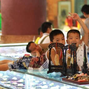 急了，逮谁拍谁