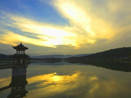 夕照清漪湖